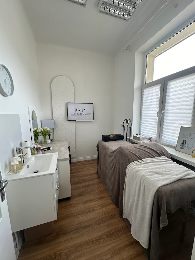 Wnętrze salonu Kinga Gajdur Makeup: jasny gabinet z łóżkiem zabiegowym i lustrem